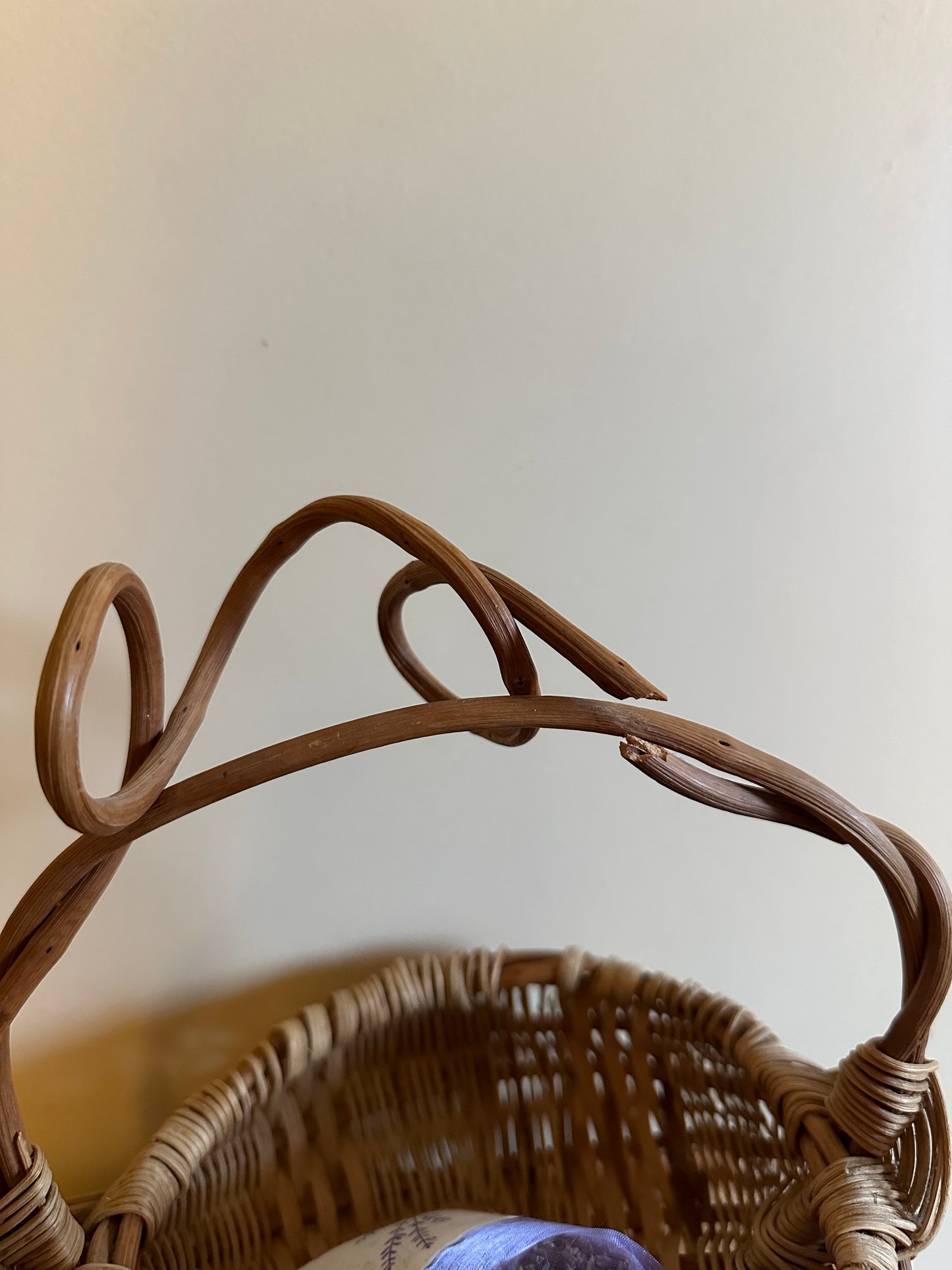 Vintage Twisted Willow Handle Buttocks Weave Basket